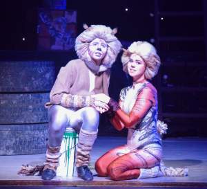 Gus (Ryan Wuyts) and Jellylorum (Isobel Pearce)